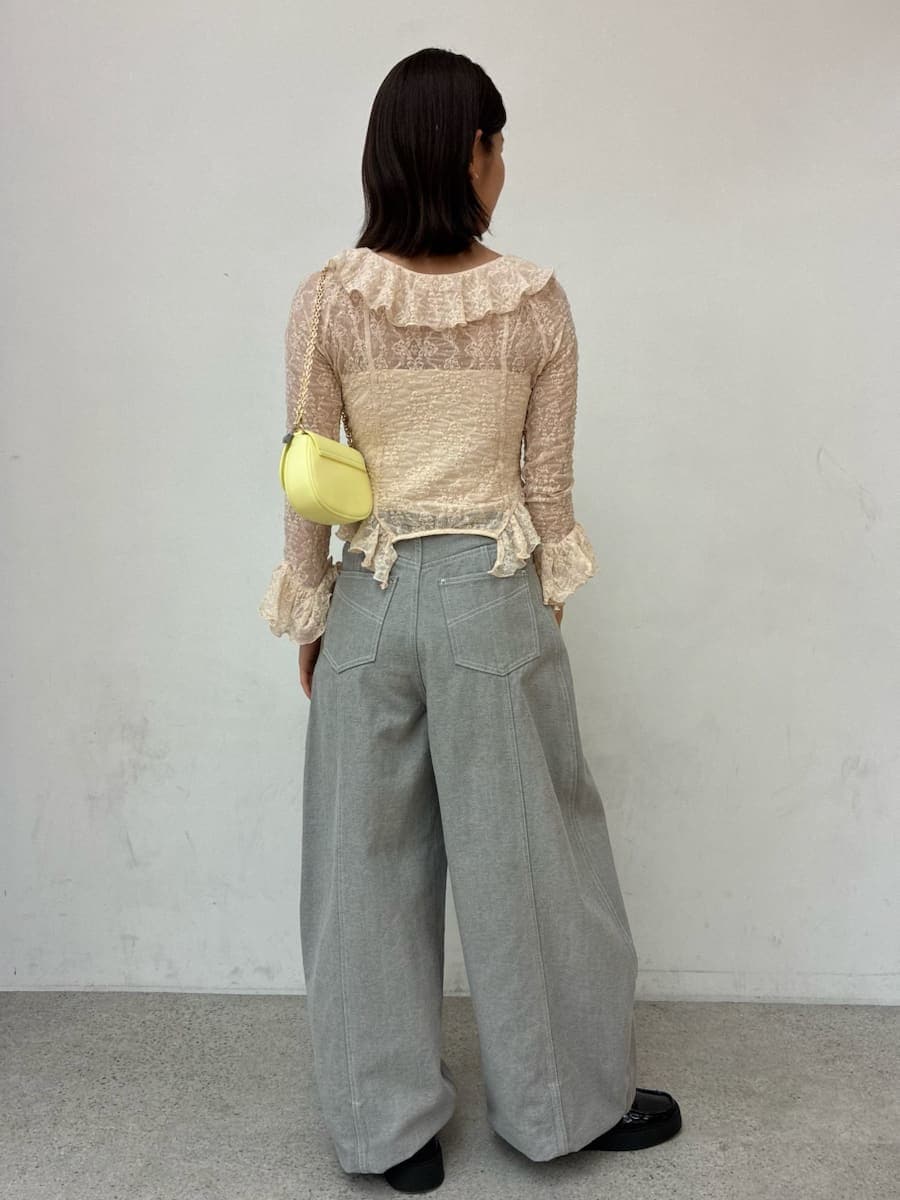 ピンク系のTシャツ/カットソー、イエロー系のショルダーバッグ、ブラック系のその他シューズを着用したレディースの冬コーディネートの4枚目の写真