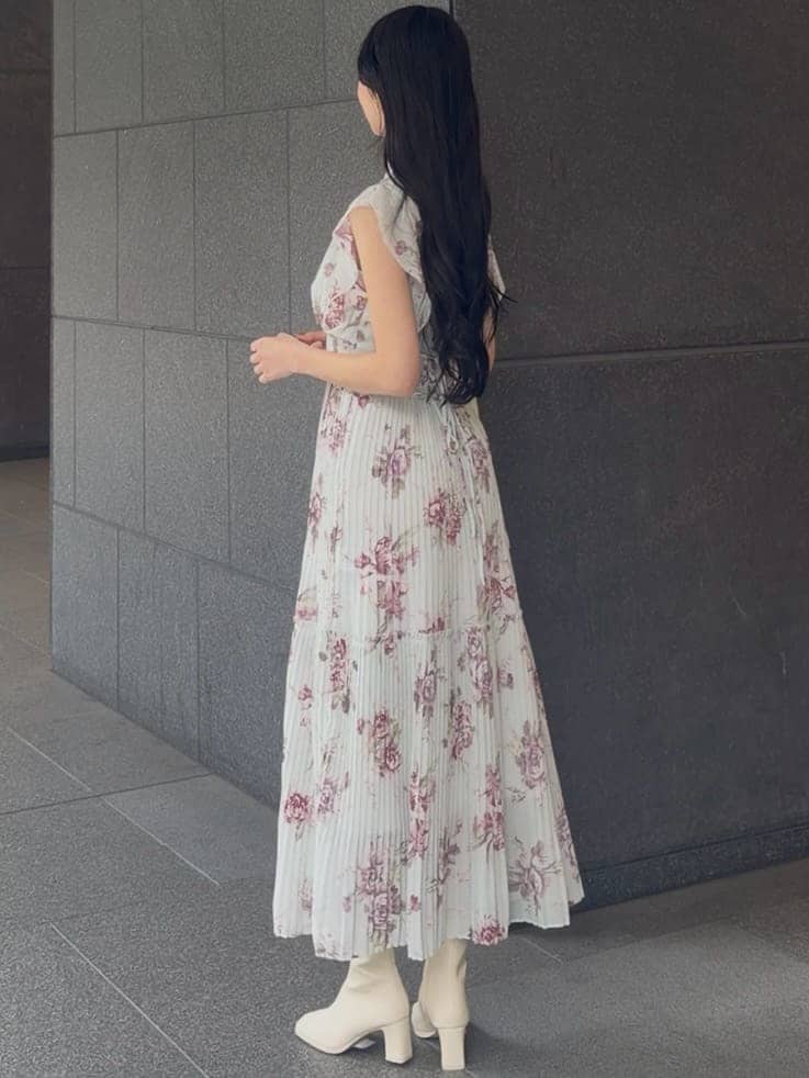 ホワイト系のテーラードジャケット、グリーン系のワンピース、ホワイト系のショルダーバッグを着用したレディースの春コーディネートの4枚目の写真