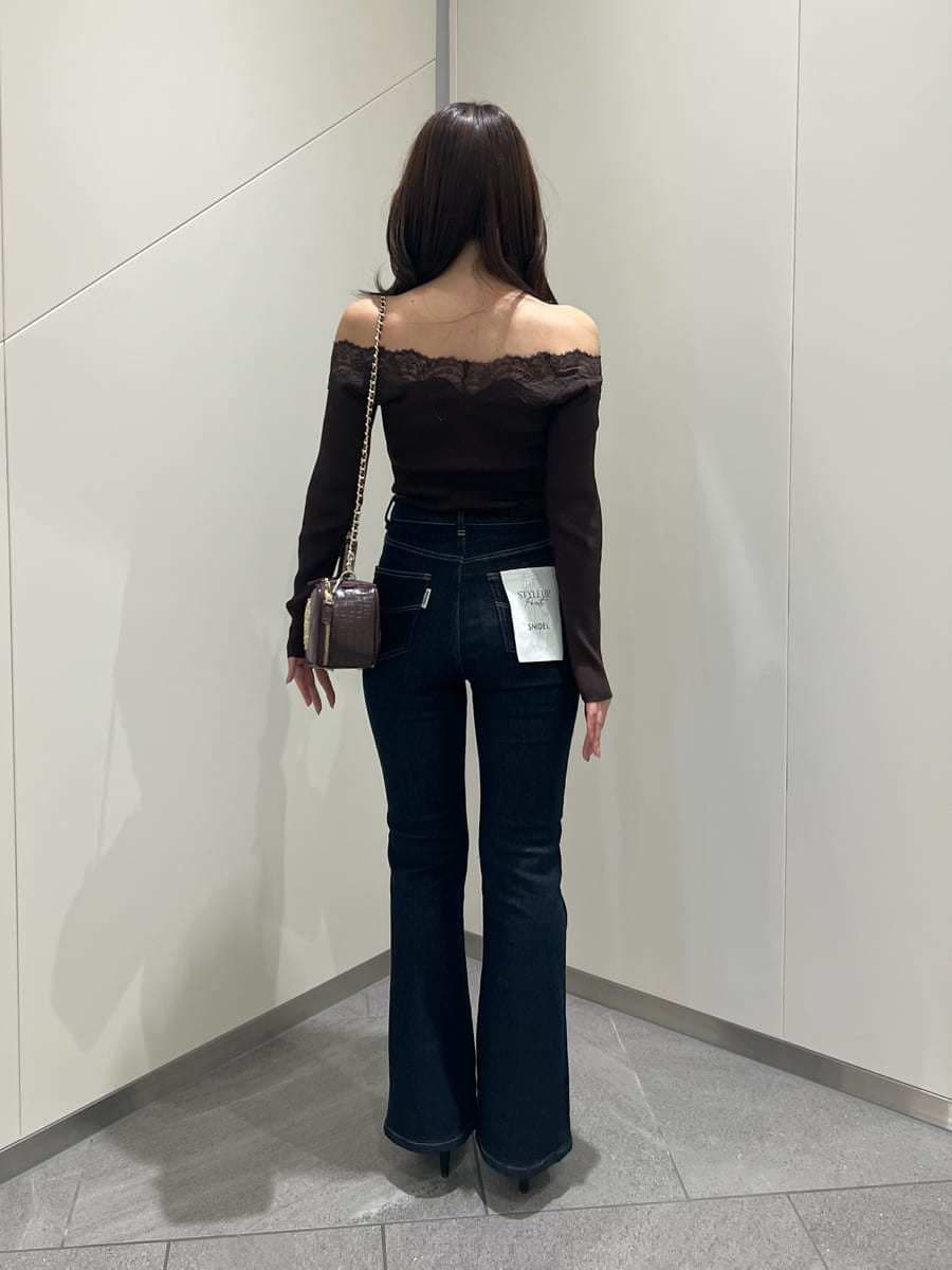 ブルー系のデニムパンツ、ブラウン系のブルゾン、ブラウン系のニット/セーターを着用したレディースの秋コーディネートの7枚目の写真