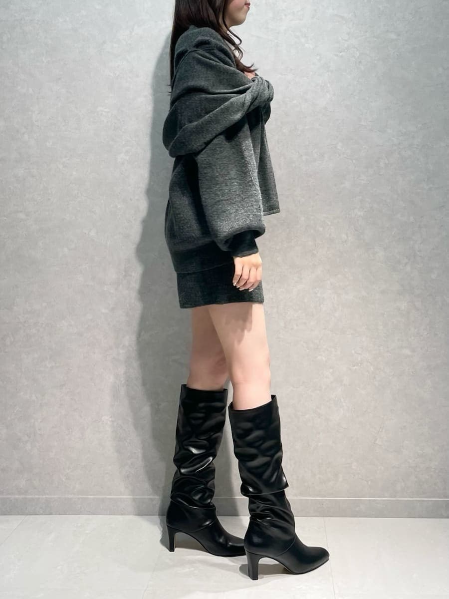 ブラック系のショルダーバッグ、ホワイト系のダウンジャケット/コート、グレー系のその他パンツを着用したレディースの冬コーディネートの6枚目の写真