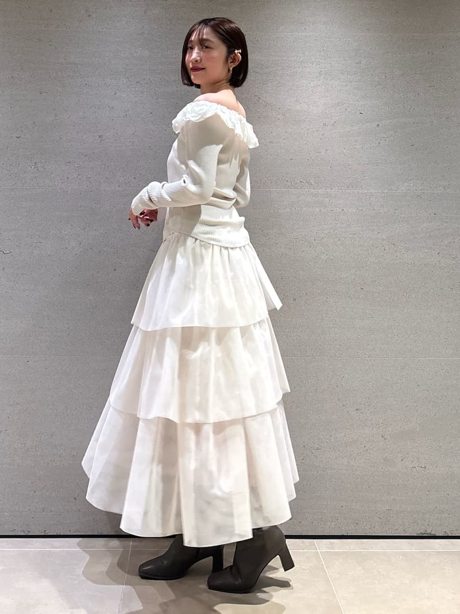 ホワイト系のスカート、ホワイト系のニット/セーターを着用したレディースの秋コーディネートの3枚目の写真