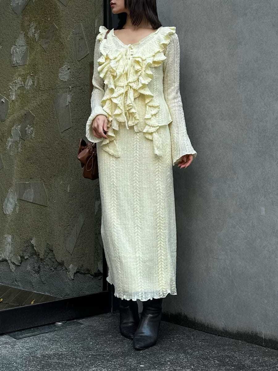 グレー系のブーツ、イエロー系のスカート、イエロー系のニット/セーターを着用したレディースの秋コーディネートの5枚目の写真