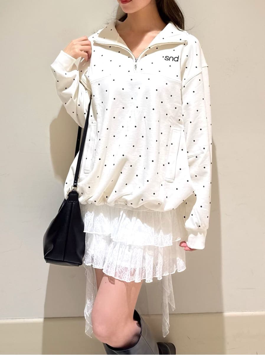 ホワイト系のその他パンツ、その他のTシャツ/カットソー、ブラック系のブーツを着用したレディースの秋コーディネートの4枚目の写真