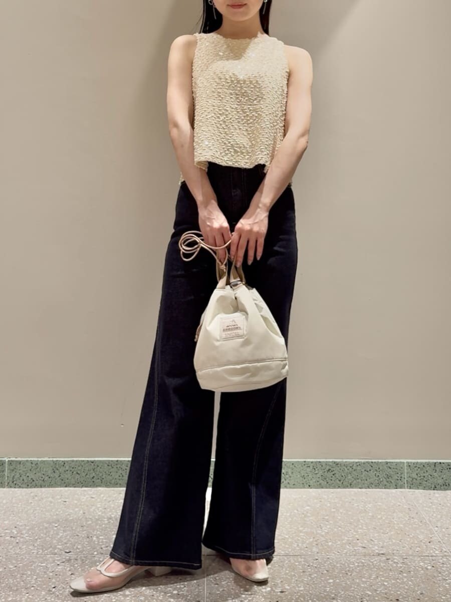 ホワイト系のタンクトップ、ブルー系のデニムパンツ、ベージュ系のハンドバッグを着用したレディースの夏コーディネートの7枚目の写真