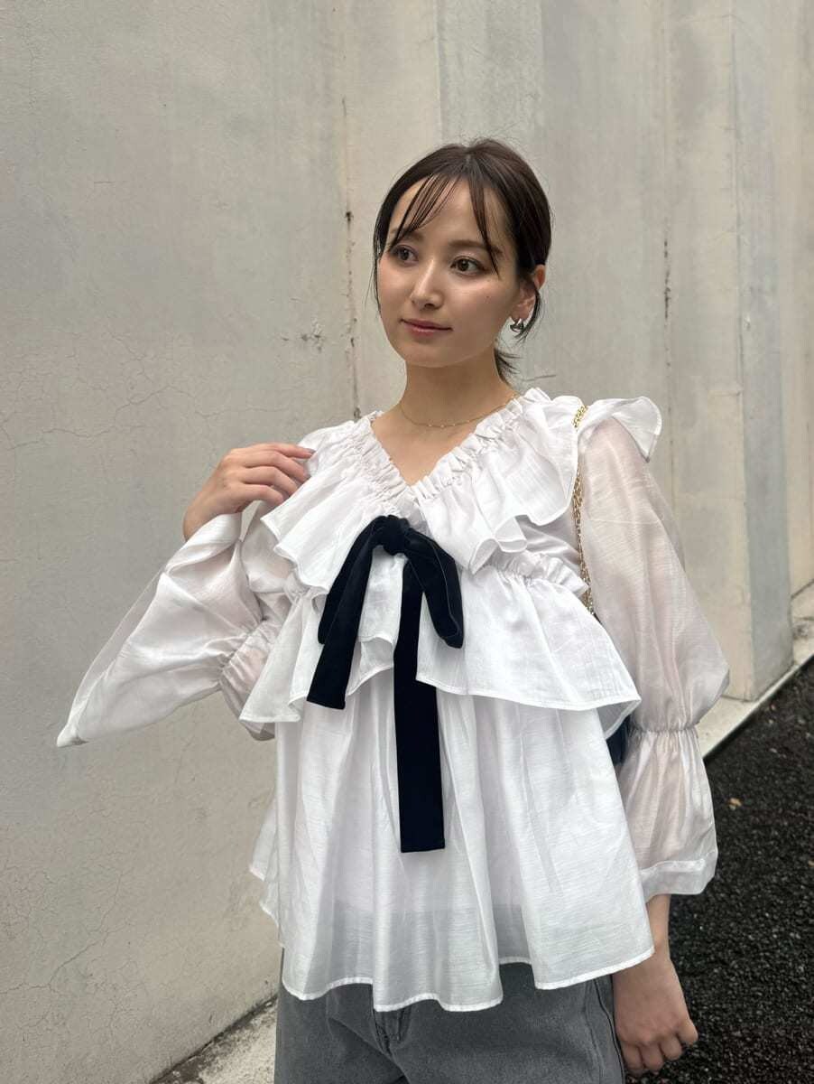 グレー系のデニムパンツ、ホワイト系のシャツ/ブラウスを着用したレディースの夏コーディネートの4枚目の写真