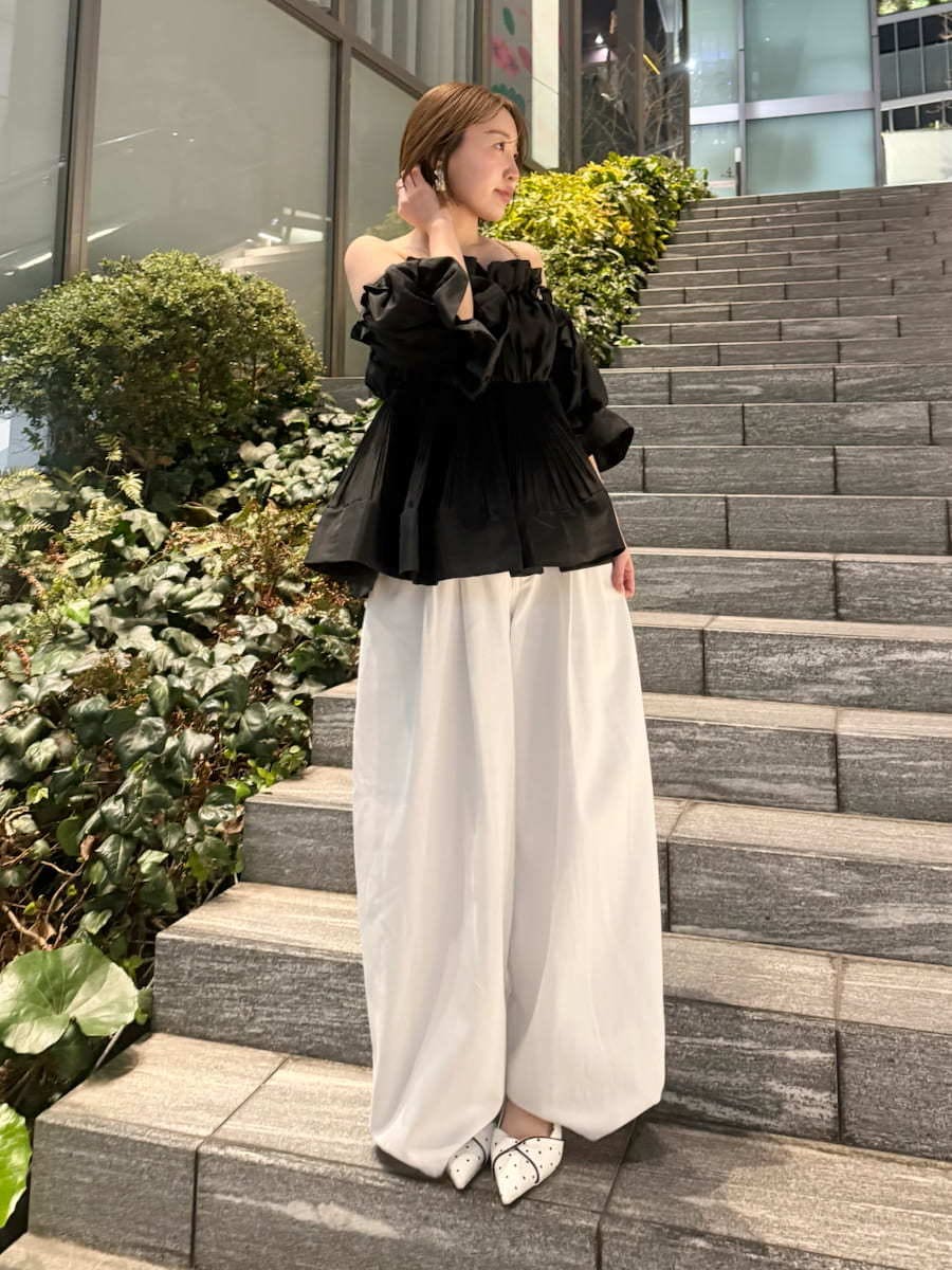 ホワイト系のデニムパンツ、ブラック系のその他トップス、その他のパンプスを着用したレディースの春コーディネートの2枚目の写真