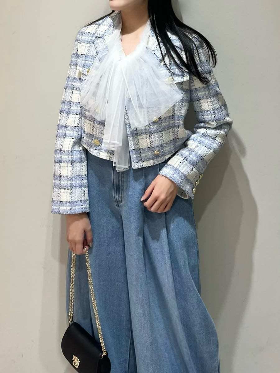 ブルー系のテーラードジャケット、ブルー系のデニムパンツ、ホワイト系のシャツ/ブラウスを着用したレディースの冬コーディネートの3枚目の写真