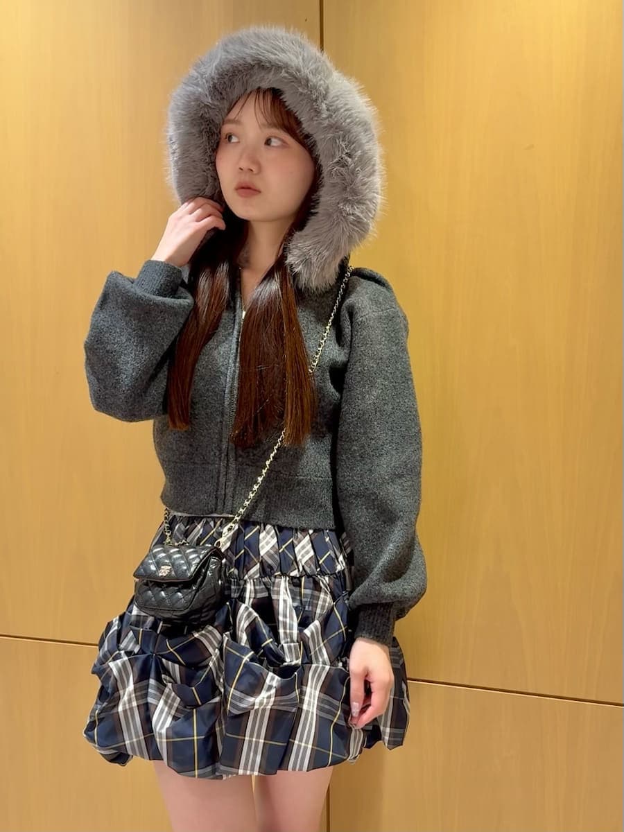 グレー系のブーツ、ブラック系のショルダーバッグ、その他のその他パンツを着用したレディースの秋コーディネートの7枚目の写真