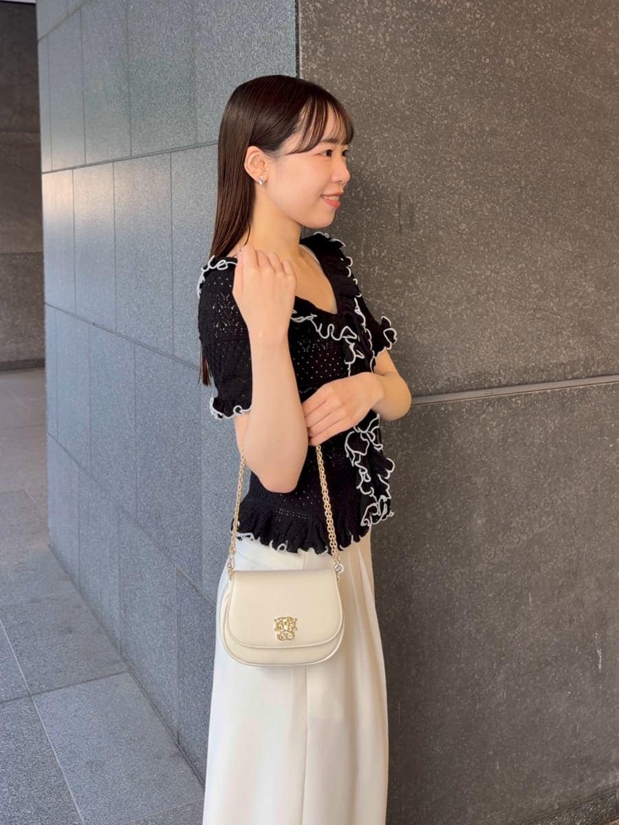 ホワイト系のショルダーバッグ、ホワイト系のその他パンツ、ブラック系のニット/セーターを着用したレディースの春コーディネートの3枚目の写真
