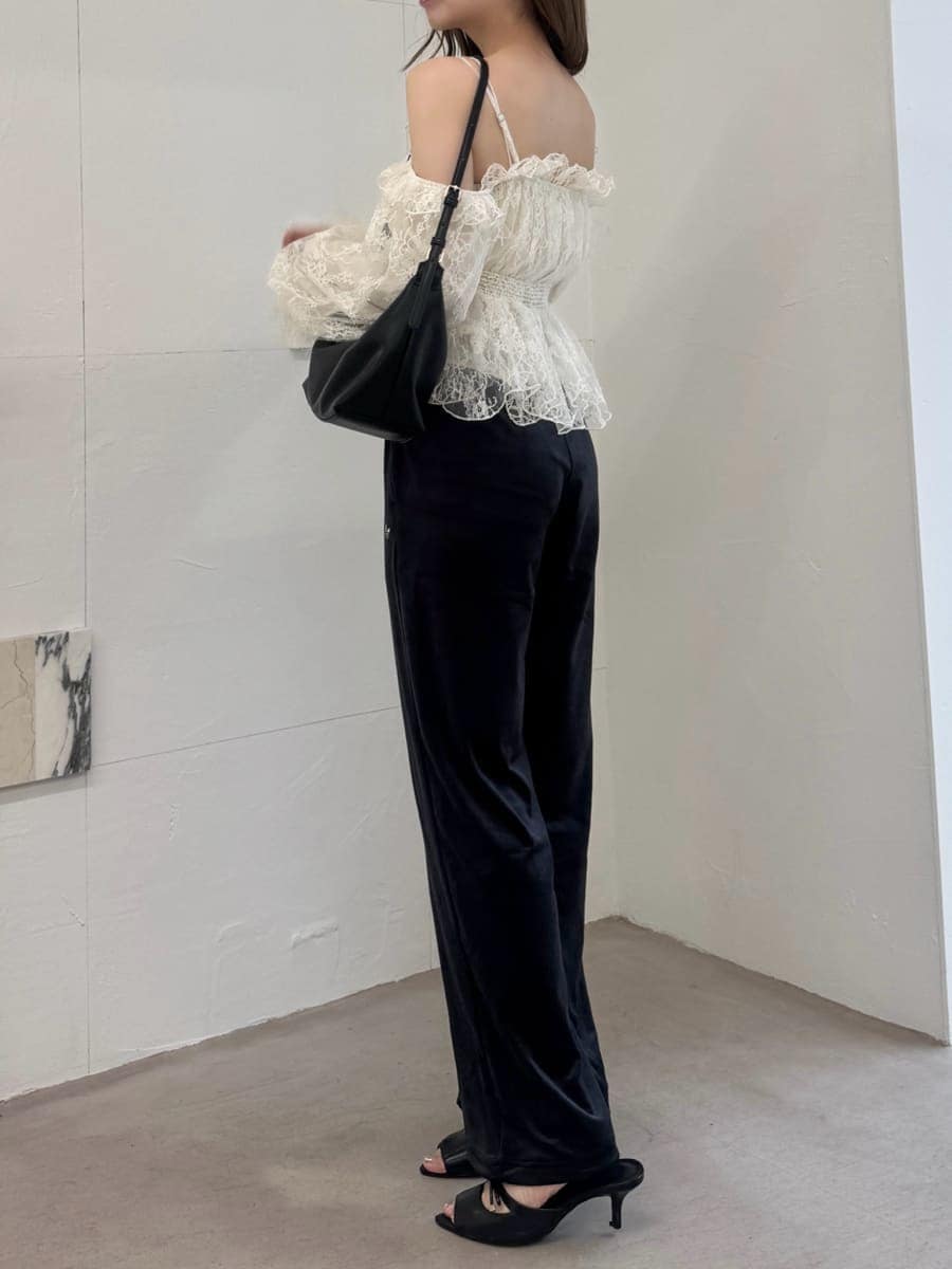 ホワイト系のシャツ/ブラウス、ブラック系のその他パンツ、ブラック系のサンダルを着用したレディースの秋コーディネートの3枚目の写真