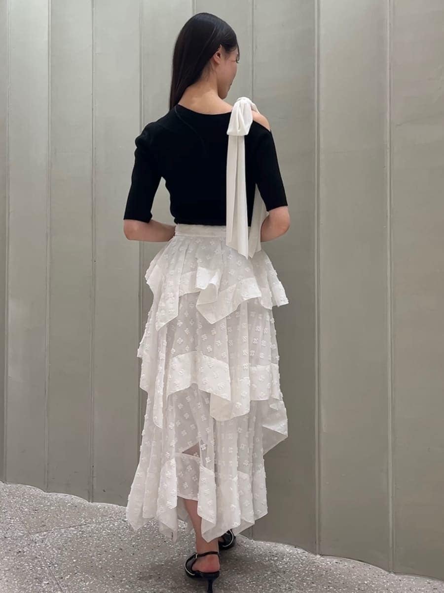 その他のスカート、ブラック系のパンプス、ブラック系のハンドバッグを着用したレディースの春コーディネートの8枚目の写真