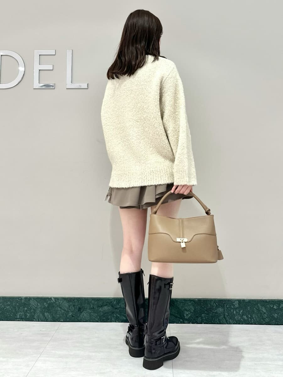 ブラウン系のブーツ、ブラウン系のその他パンツ、ホワイト系のカーディガン/ボレロを着用したレディースの秋コーディネートの4枚目の写真