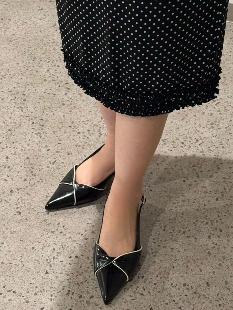 ブルー系のテーラードジャケット、ブラック系のスカート、ブラック系のキャミソールを着用したレディースの冬コーディネートの5枚目の写真