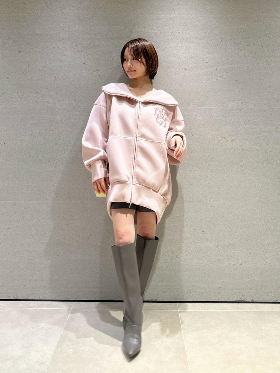 ホワイト系のTシャツ/カットソー、イエロー系のショルダーバッグ、ピンク系のワンピースを着用したレディースの春コーディネートの5枚目の写真