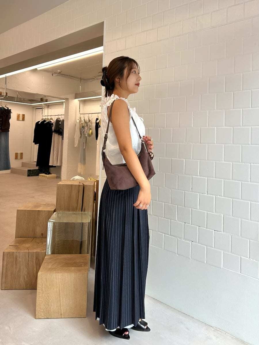ホワイト系のシャツ/ブラウス、ブラック系のサンダル、ブラウン系のショルダーバッグを着用したレディースの夏コーディネートの3枚目の写真