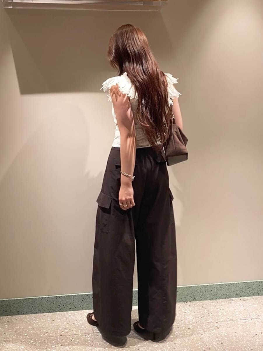 ブラウン系のその他パンツ、ホワイト系のTシャツ/カットソー、ブラウン系のサンダルを着用したレディースの夏コーディネートの4枚目の写真