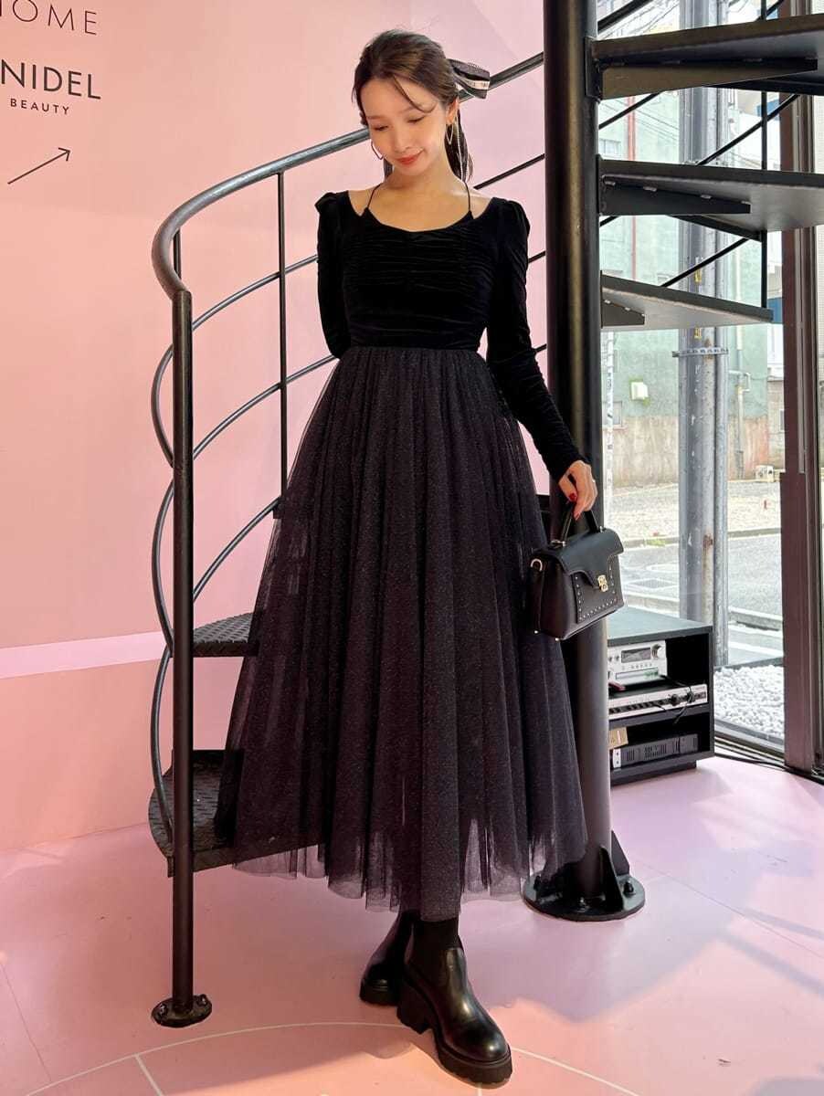 ブラック系のワンピース、ブラック系のショルダーバッグ、ブラック系のその他ヘアアクセサリーを着用したレディースの夏コーディネートの6枚目の写真