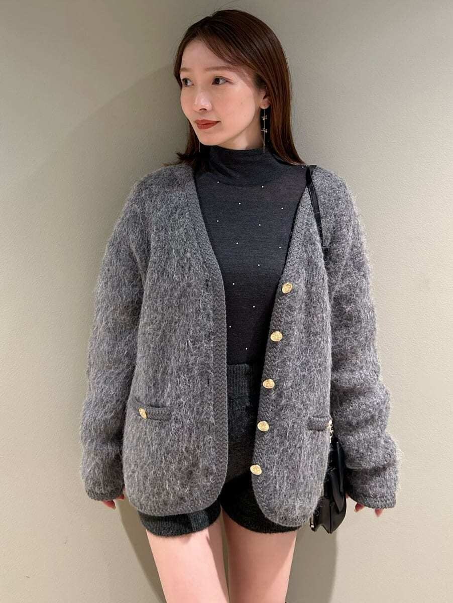 グレー系のブーツ、グレー系のノーカラージャケット、グレー系のその他パンツを着用したレディースの冬コーディネートの2枚目の写真