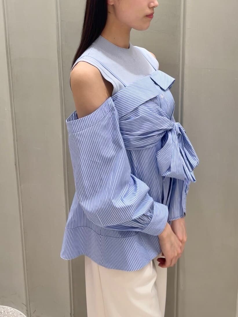 ホワイト系のその他パンツ、ブルー系のニット/セーター、ブラック系のパンプスを着用したレディースの春コーディネートの3枚目の写真