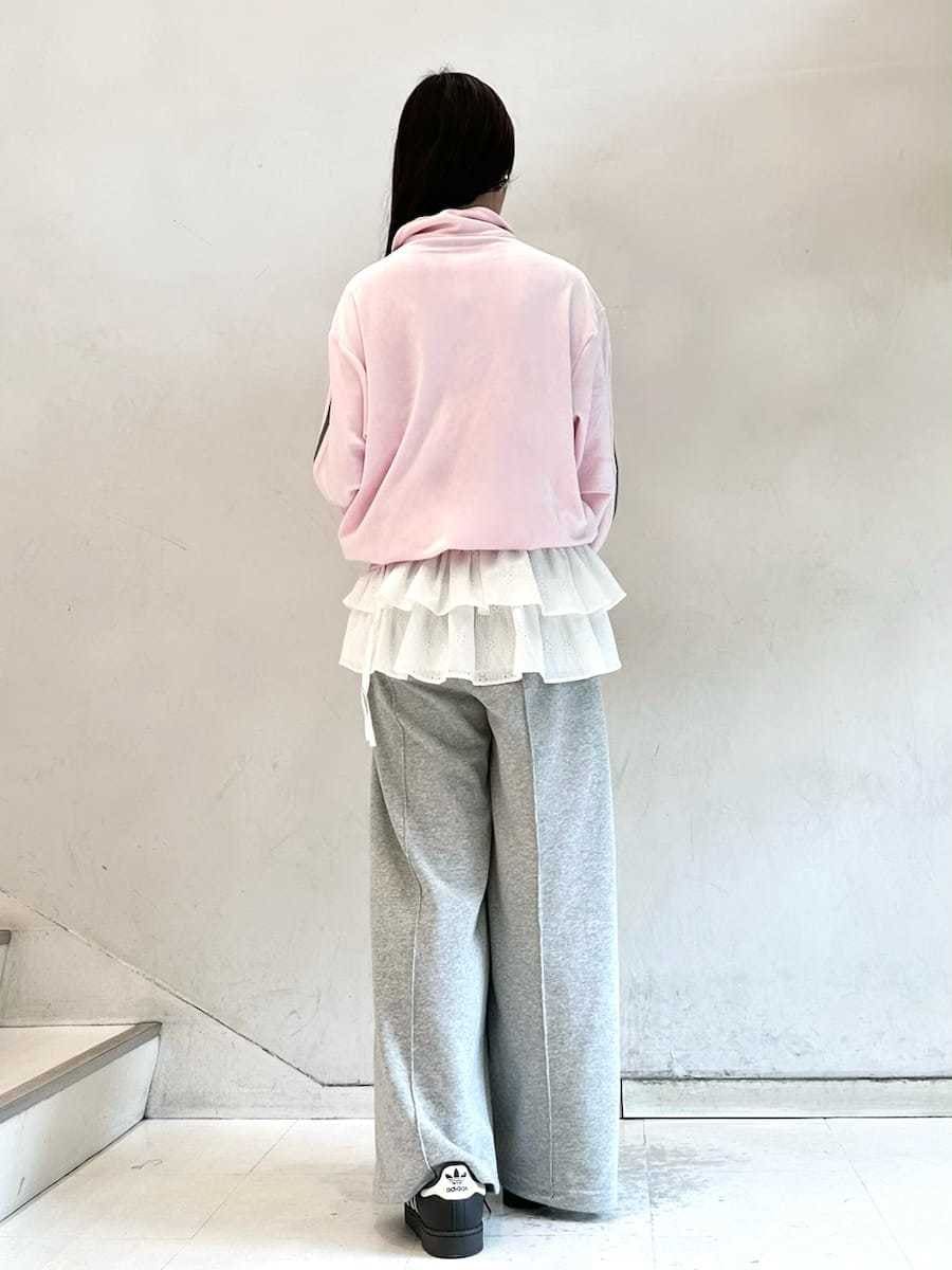 グレー系のその他パンツ、ブラック系のボストンバッグ、ホワイト系のチャームを着用したレディースの秋コーディネートの2枚目の写真