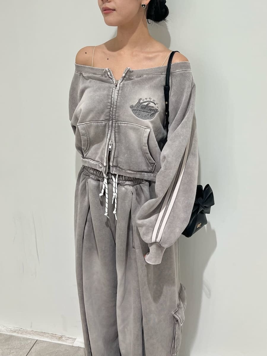 グレー系のスウェットパンツ、グレー系のスウェット、ブラック系のショルダーバッグを着用したレディースの冬コーディネートの6枚目の写真