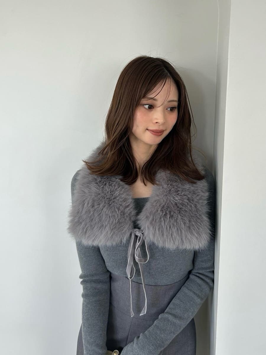 ブラック系のブーツ、グレー系のスラックス、グレー系のニット/セーターを着用したレディースの秋コーディネートの2枚目の写真