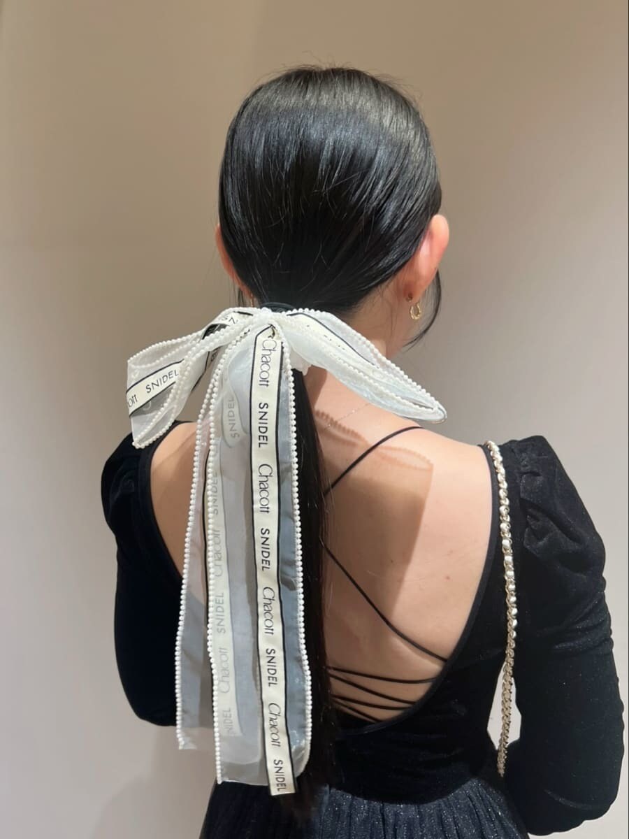 ブラック系のワンピース、ホワイト系のショルダーバッグ、その他のパンプスを着用したレディースの秋コーディネートの7枚目の写真