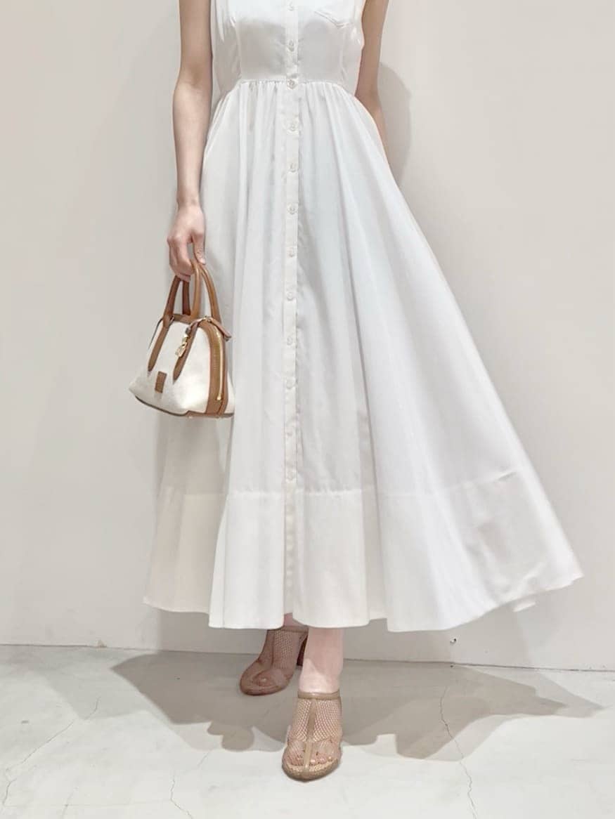 ベージュ系のパンプス、ホワイト系のワンピース、イエロー系のボストンバッグを着用したレディースの夏コーディネートの5枚目の写真