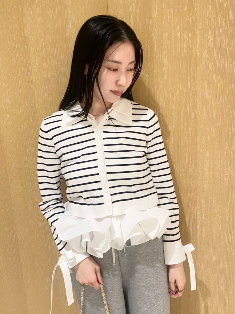 グレー系のスウェットパンツ、その他のニット/セーター、ブラウン系のパンプスを着用したレディースの冬コーディネートの5枚目の写真