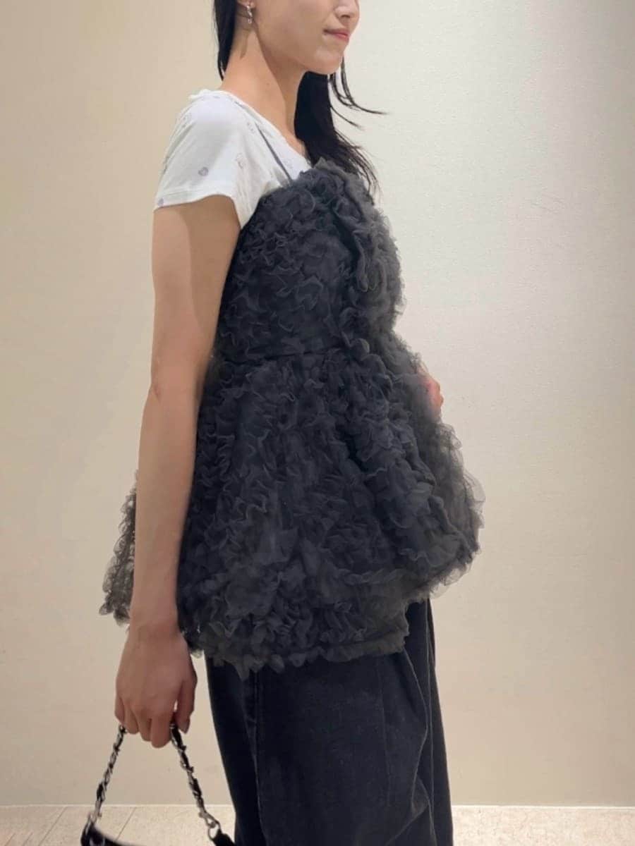 ブラック系のショルダーバッグ、ブラック系のデニムパンツ、グレー系のシャツ/ブラウスを着用したレディースの夏コーディネートの6枚目の写真