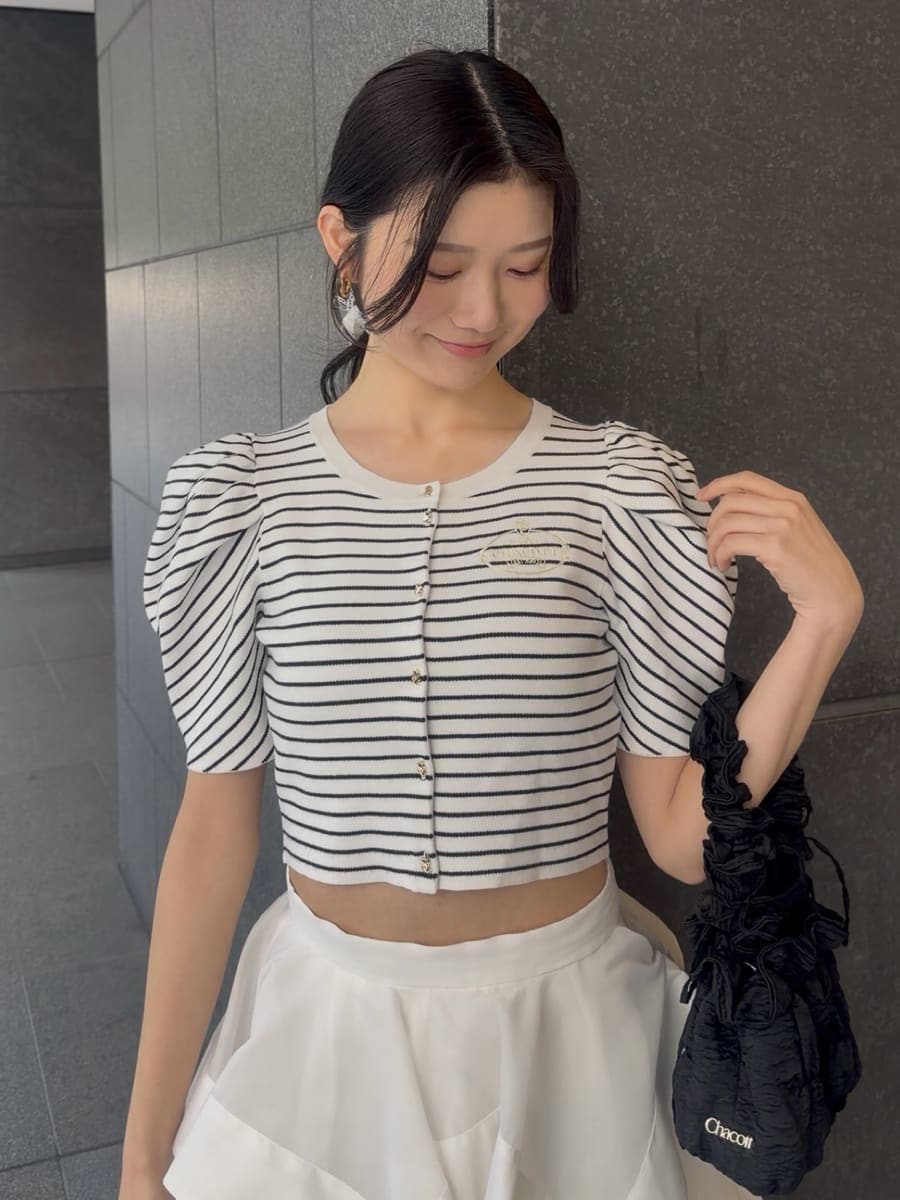 ホワイト系のスカート、その他のカーディガン/ボレロ、ブラック系のパンプスを着用したレディースの春コーディネートの6枚目の写真