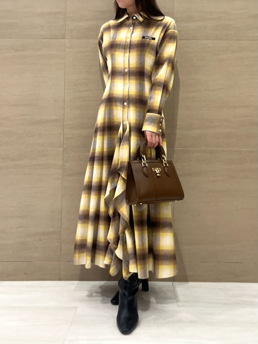 ブラウン系のハンドバッグを着用したレディースの冬コーディネートの2枚目の写真