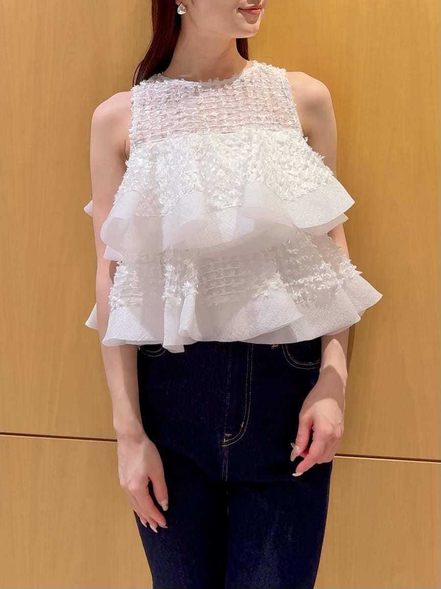 ブルー系のその他パンツ、ホワイト系のシャツ/ブラウス、ホワイト系のショルダーバッグを着用したレディースの春コーディネートの4枚目の写真