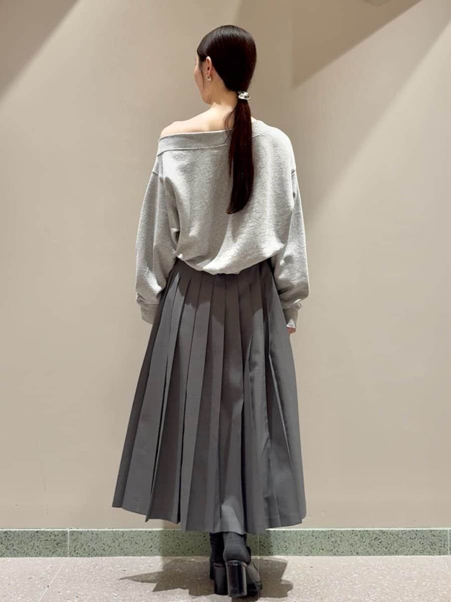 グレー系のスウェット、グレー系のスカート、ブラック系のローファーを着用したレディースの秋コーディネートの3枚目の写真