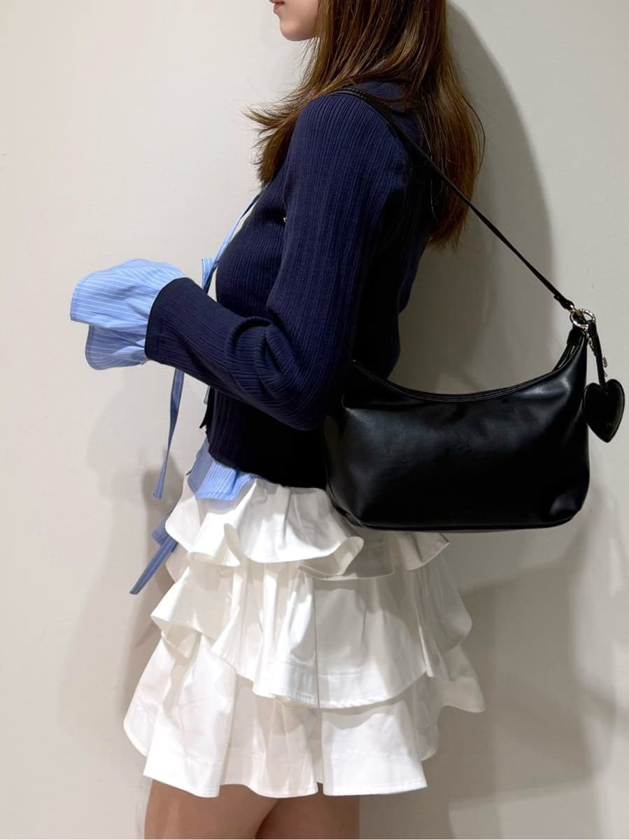 ホワイト系のその他パンツ、ブルー系のニット/セーター、ブラック系のサンダルを着用したレディースの夏コーディネートの3枚目の写真