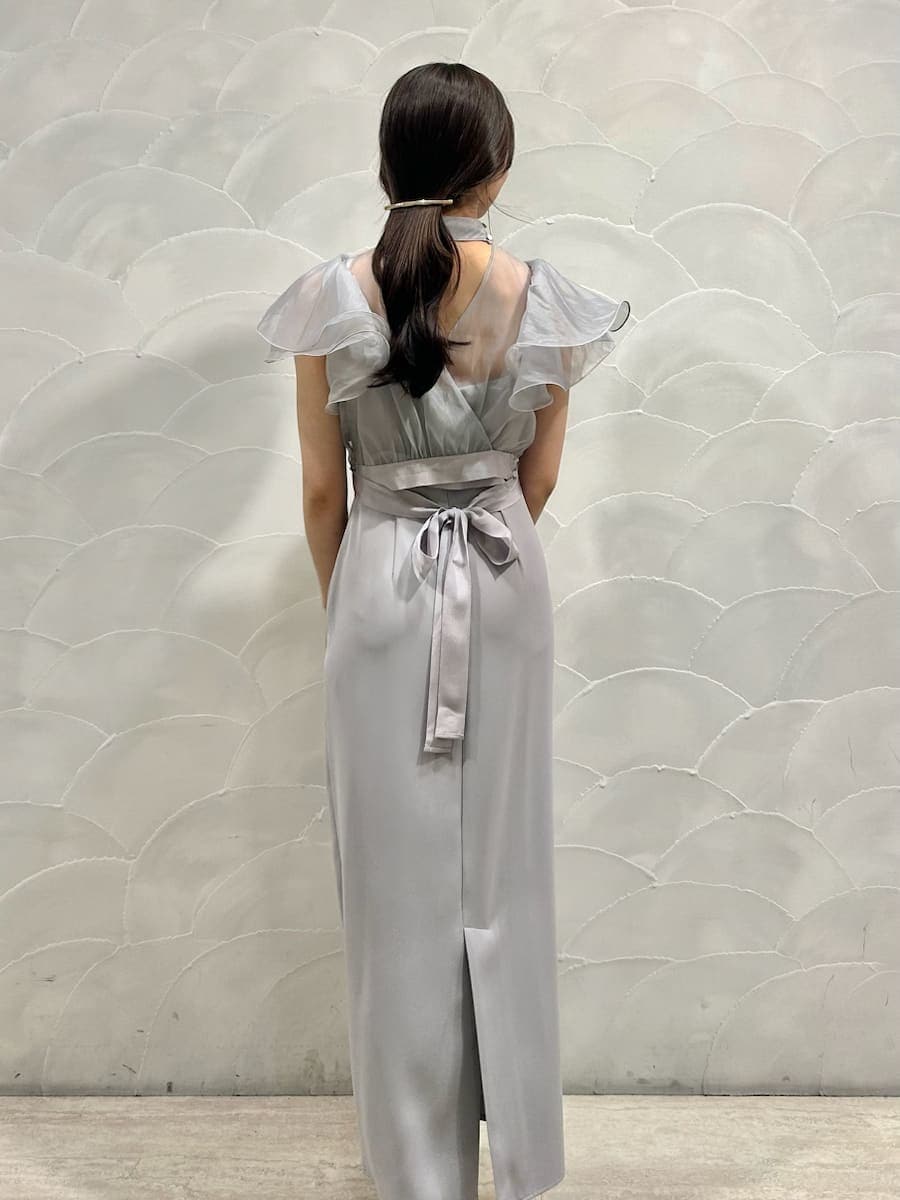 グレー系のチェスターコート、ブルー系のワンピースを着用したレディースの冬コーディネートの6枚目の写真