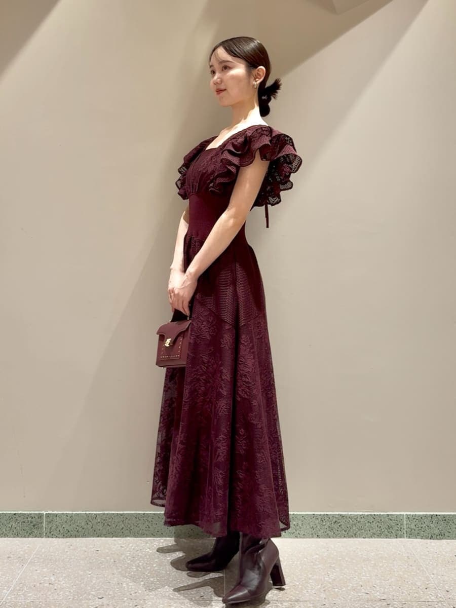 レッド系のドレス、レッド系のブーツ、ブラウン系のショルダーバッグを着用したレディースの夏コーディネートの2枚目の写真