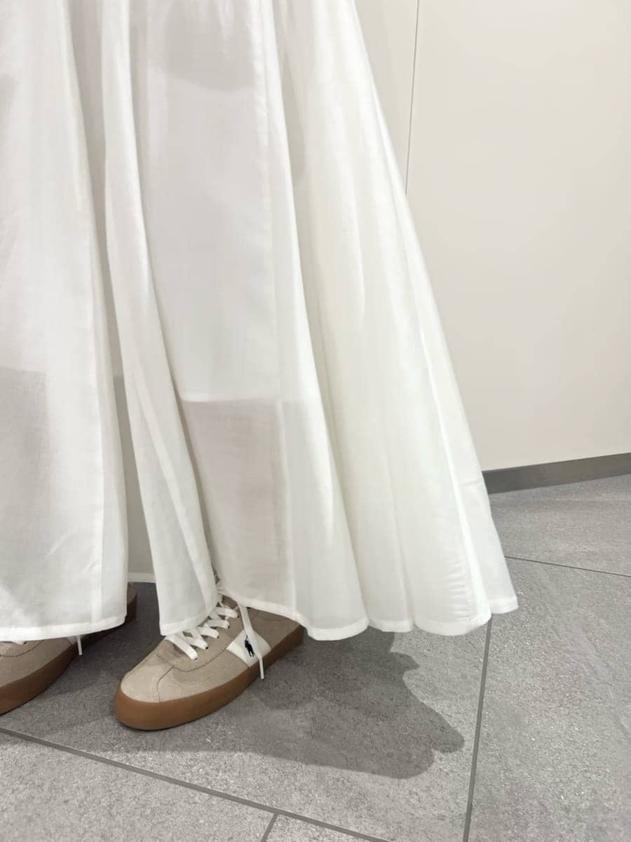 ホワイト系のスウェット、イエロー系のショルダーバッグ、ベージュ系のスニーカーを着用したレディースの春コーディネートの5枚目の写真