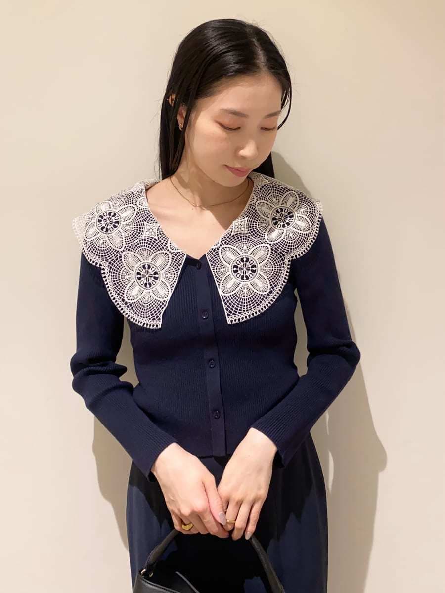 ブルー系のスカート、ブルー系のニット/セーター、ブラック系のハンドバッグを着用したレディースの冬コーディネートの2枚目の写真