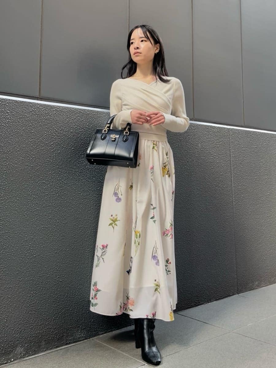 ブラック系のブーツ、ピンク系のダウンジャケット/コート、ブラック系のハンドバッグを着用したレディースの冬コーディネートの6枚目の写真