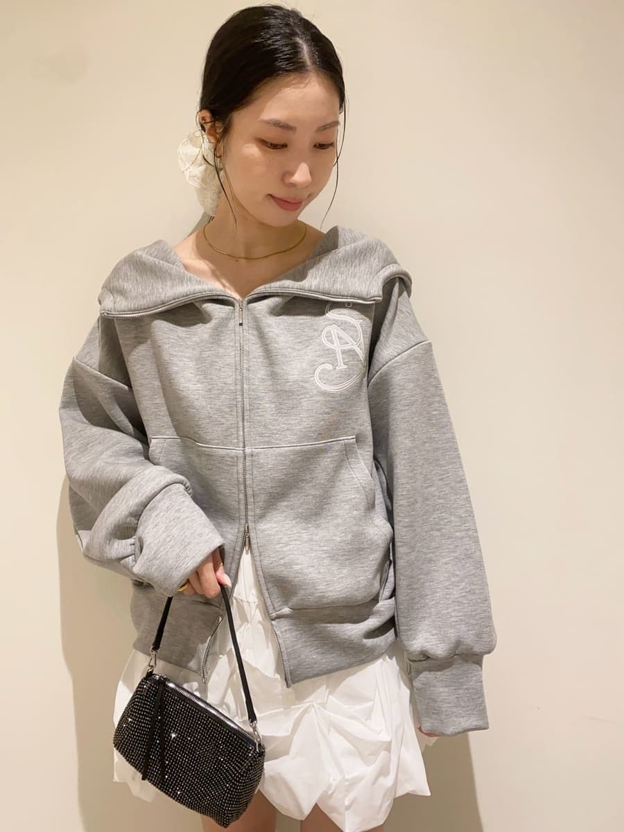 ブラック系のパンプス、ホワイト系のその他パンツ、グレー系のパーカーを着用したレディースの冬コーディネートの5枚目の写真