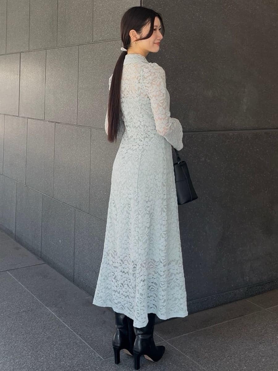 ブラック系のブーツ、グリーン系のワンピース、ブラック系のハンドバッグを着用したレディースの冬コーディネートの3枚目の写真