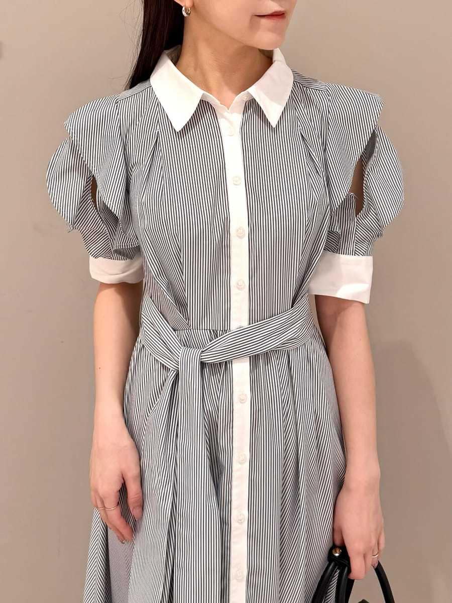 その他のワンピース、ブラック系のボストンバッグ、シルバー系のスニーカーを着用したレディースの冬コーディネートの4枚目の写真