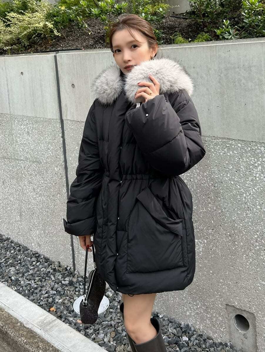 グレー系のブーツ、グレー系のノーカラージャケット、その他のその他パンツを着用したレディースの秋コーディネートの7枚目の写真