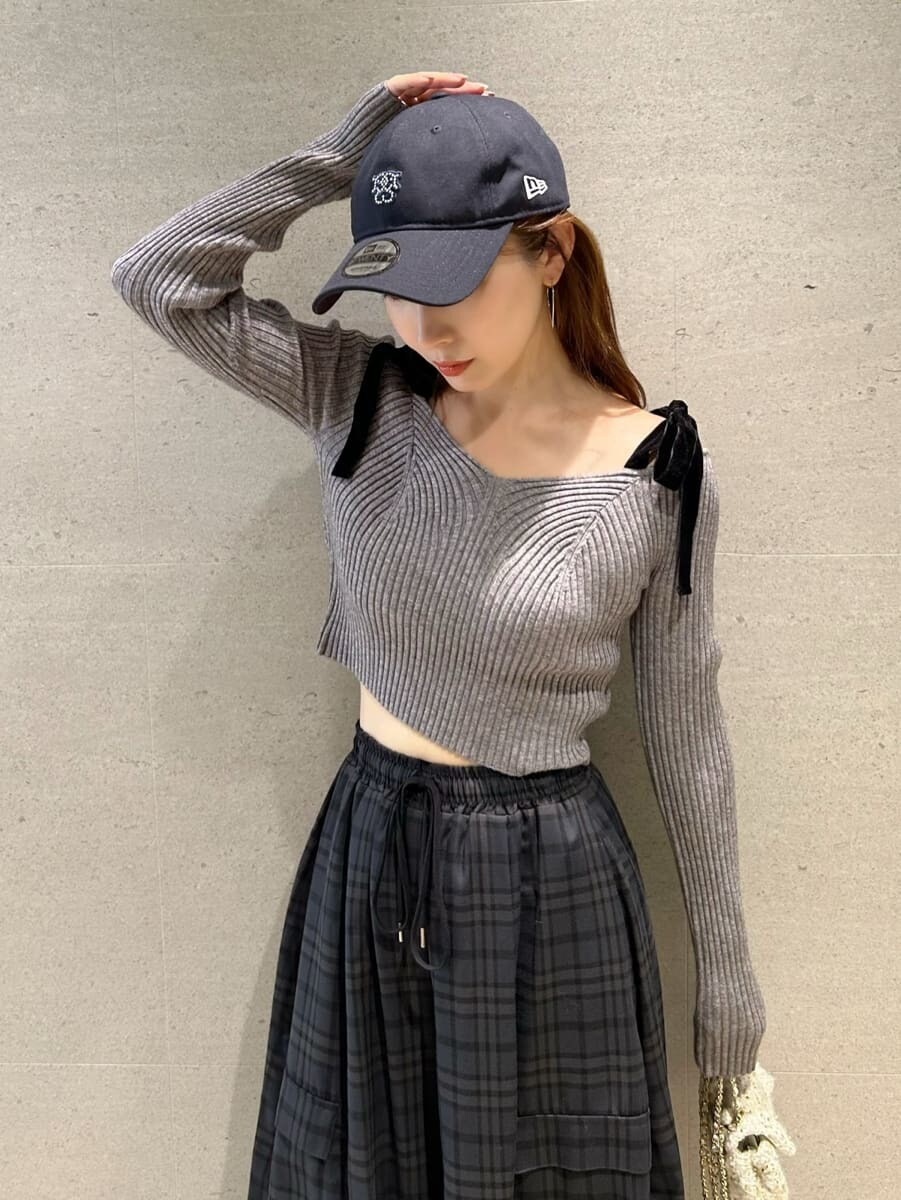 グレー系のニット/セーター、ブルー系のその他パンツ、ブラック系のショルダーバッグを着用したレディースの秋コーディネートの2枚目の写真