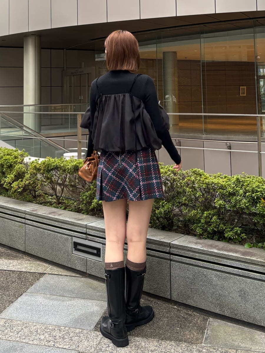 ブラック系のブーツ、ブルー系のその他パンツ、ブラック系のニット/セーターを着用したレディースの秋コーディネートの8枚目の写真