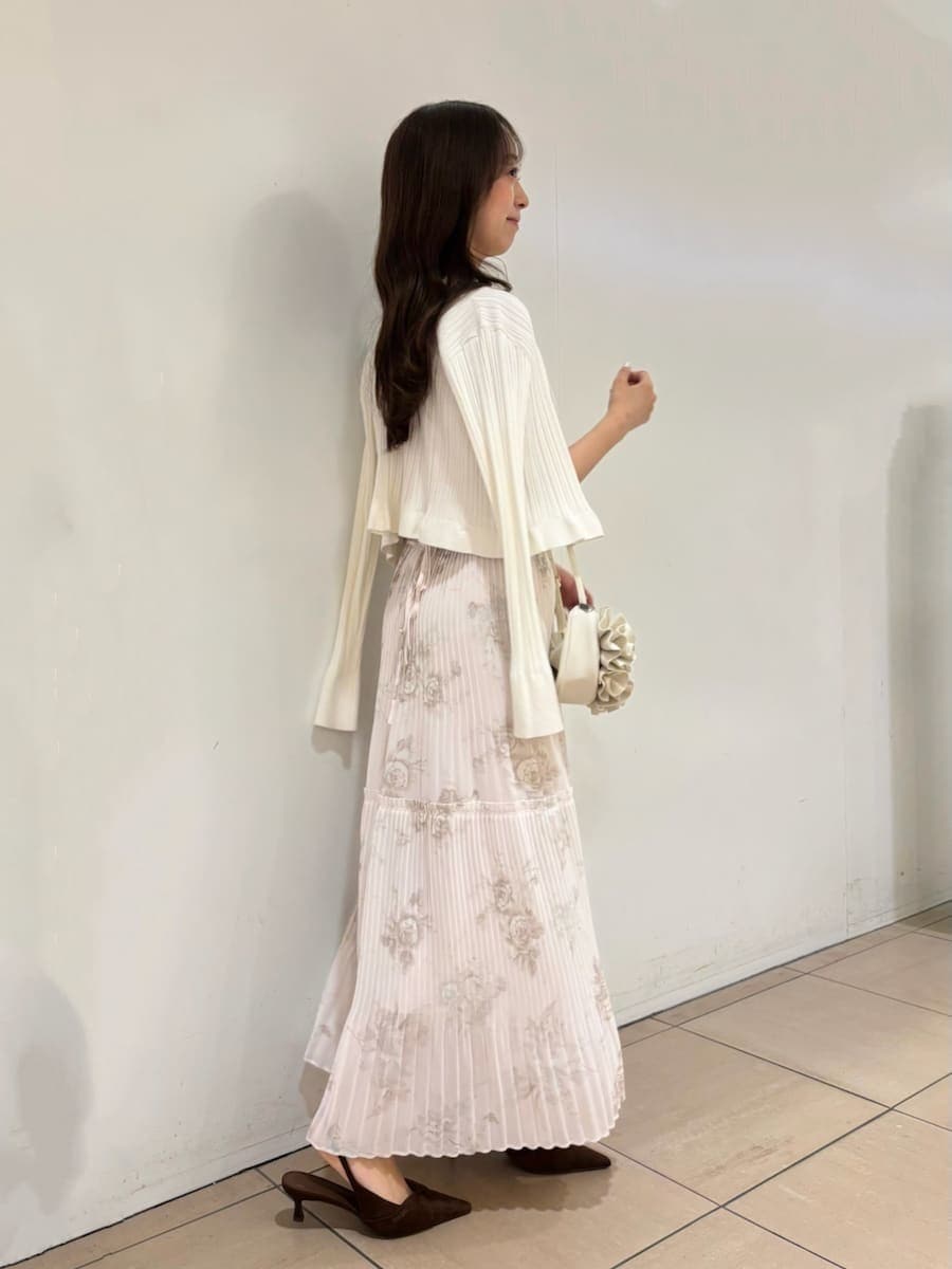 ピンク系のワンピース、ホワイト系のカーディガン/ボレロ、ブラウン系のパンプスを着用したレディースの春コーディネートの4枚目の写真