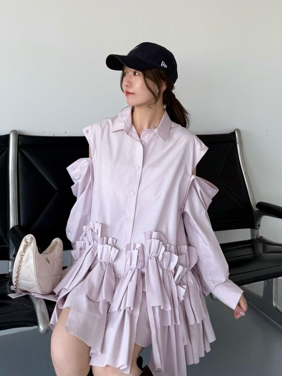 その他のワンピース、ホワイト系のショルダーバッグ、ブルー系のキャップを着用したレディースの秋コーディネートの3枚目の写真