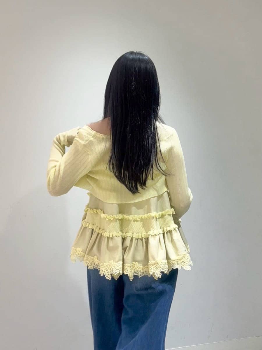 ブラウン系のかごバッグ、ブルー系のデニムパンツ、イエロー系のニット/セーターを着用したレディースの夏コーディネートの4枚目の写真