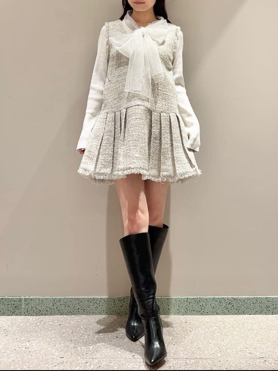 ホワイト系のニット/セーター、ブラック系のブーツ、ブラック系のダウンジャケット/コートを着用したレディースの冬コーディネートの7枚目の写真